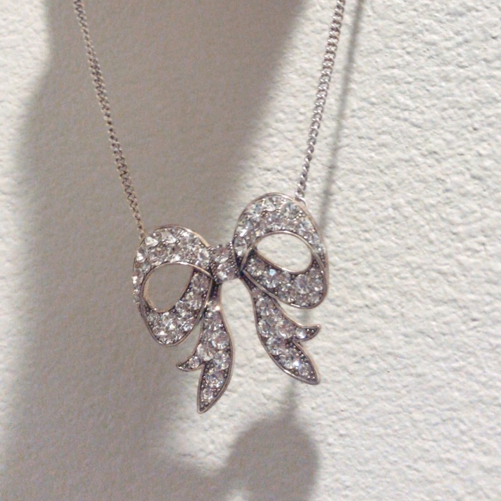 Rhinestone bing bow necklace